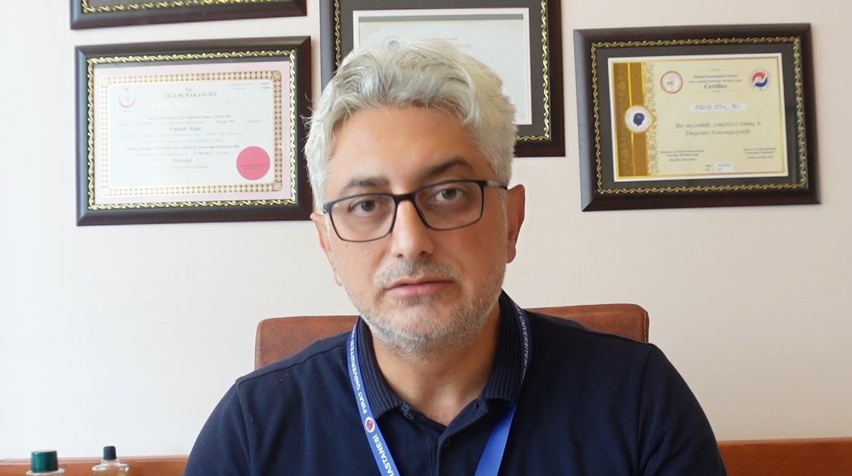 Nöroloji Anabilim Dalı Başkanı Prof. Dr. Emrah Aytaç, sıcak havalarda nörolojik hastalıkları bulunan kişilerin dikkat etmesi gereken hususlar hakkında bilgiler verdi.