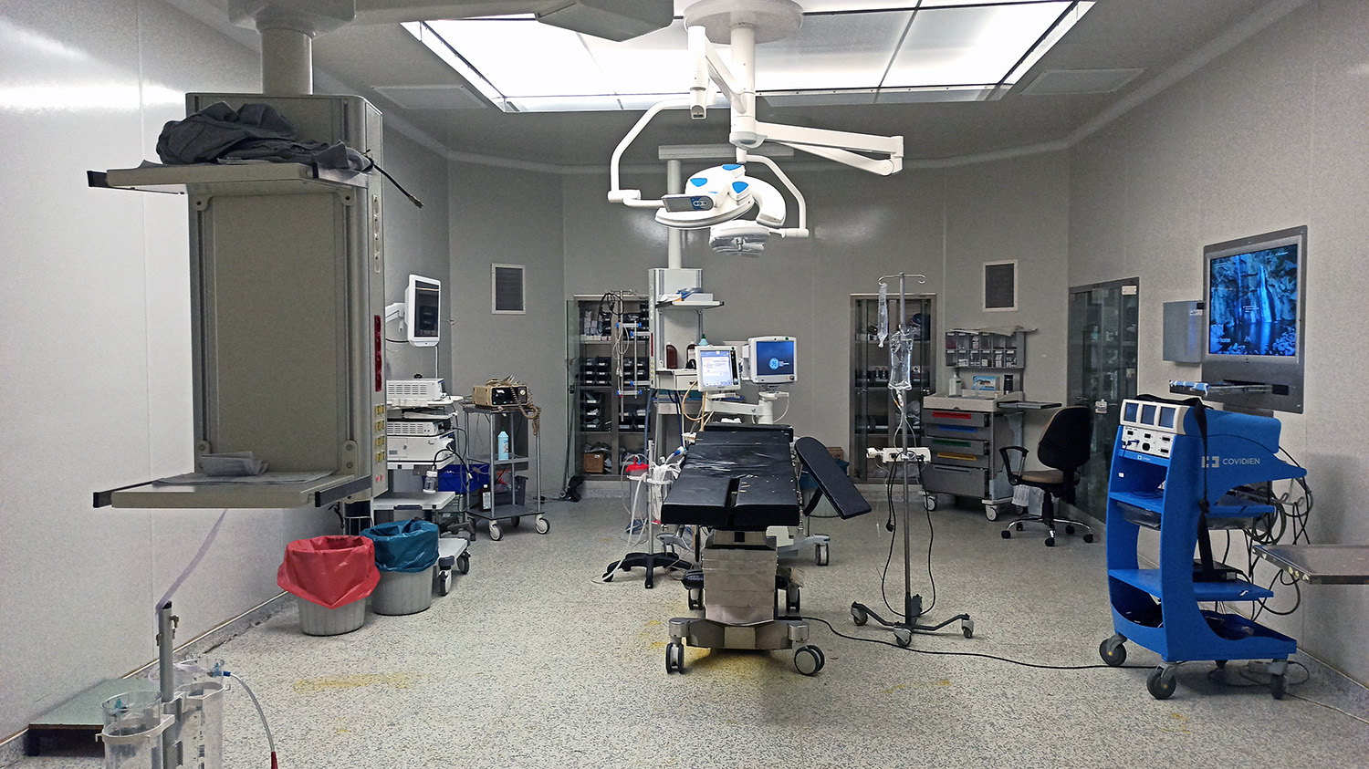 Modern tıbbi cihazlar ve güçlü dijital hastane altyapısı.